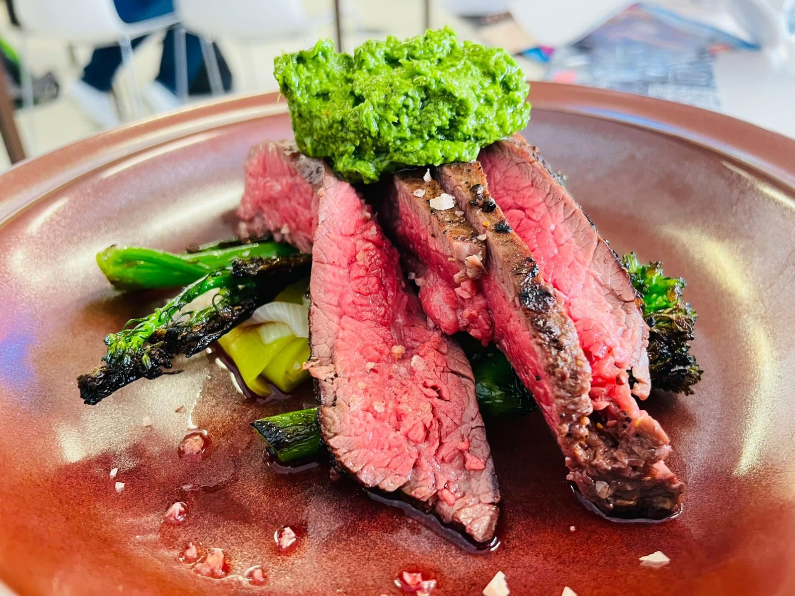 Flank-Steak mit Pesto und Beilagen vom Metzgermeister