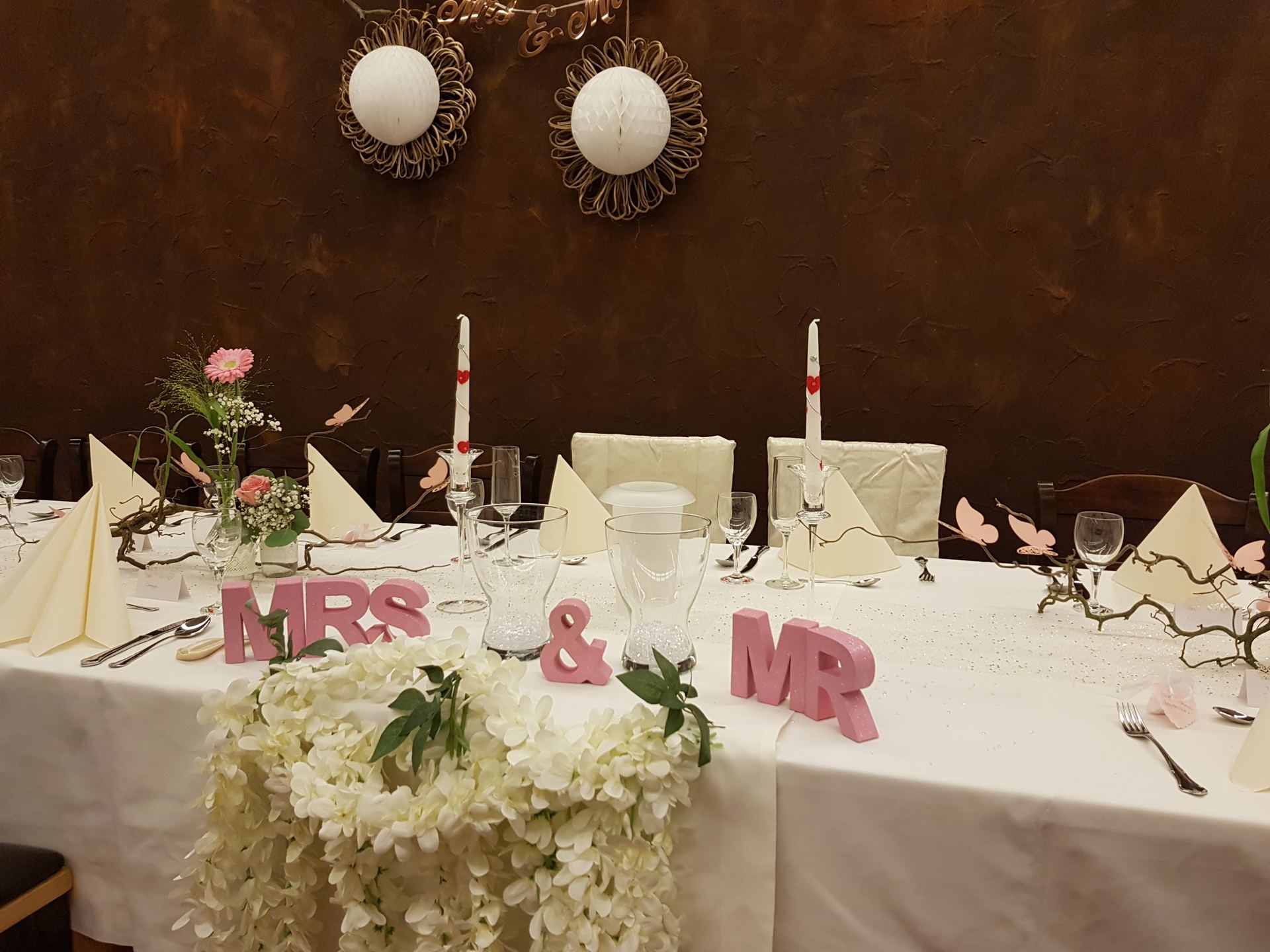 Brautpaartisch mit MRS & MR Beschriftung und Blumengesteck
