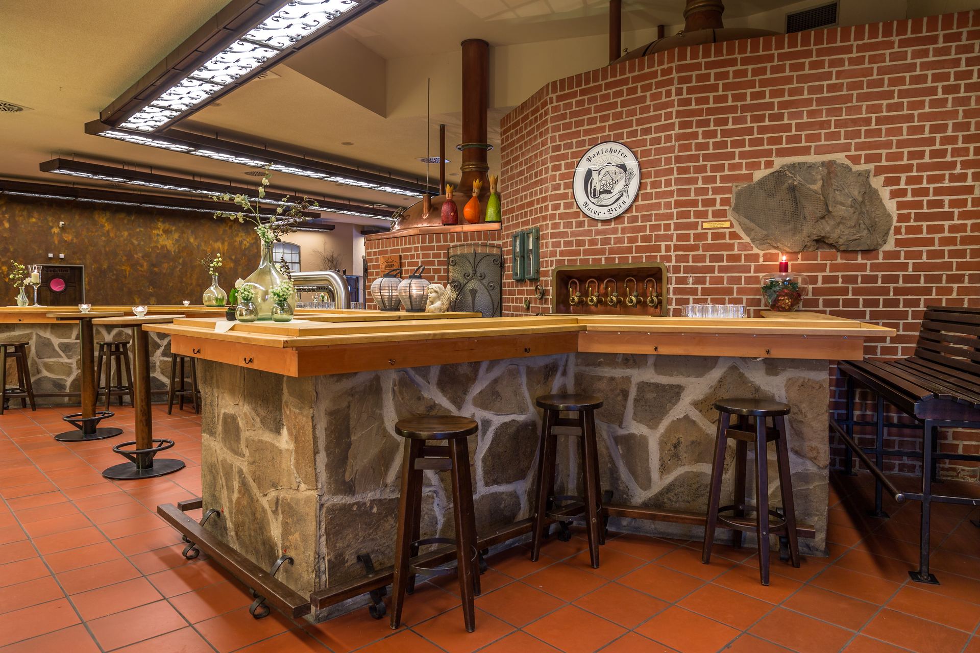 Backsteinbar mit Barhockern und Brauhaus-Wappen