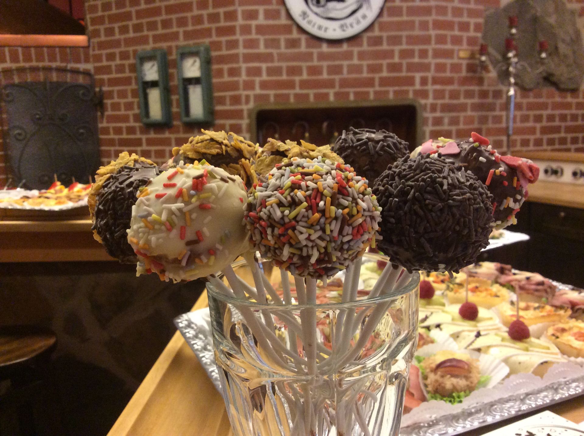 Handgemachte Cake-Pops als Dessert-Highlight