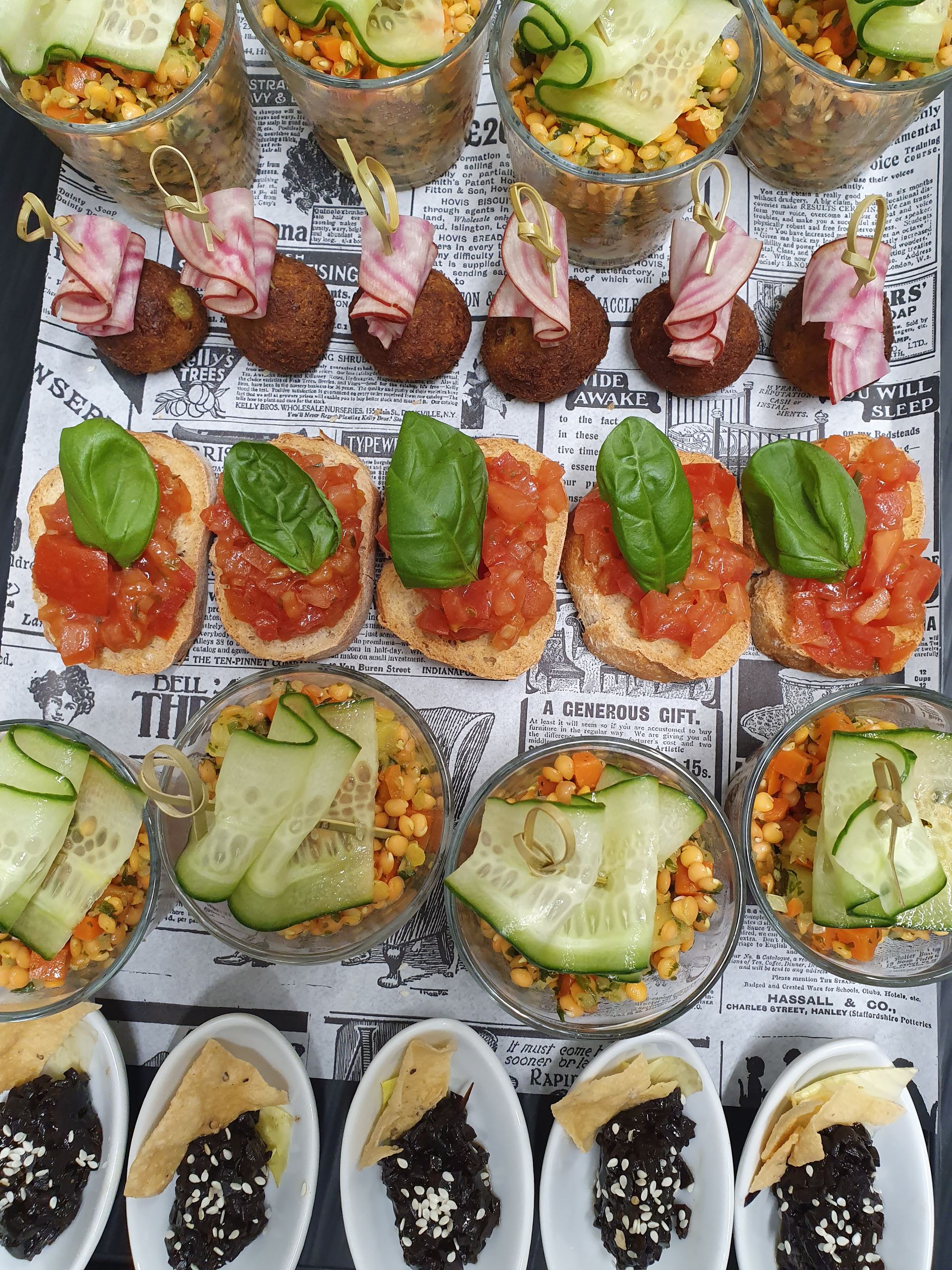 Fingerfood-Platten mit vielfältigen Häppchen für Empfänge