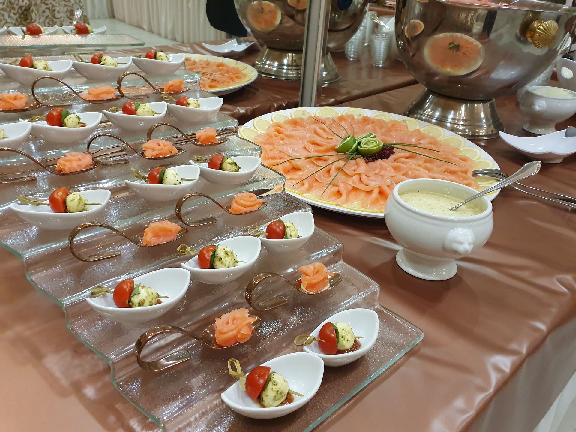 Elegantes Lachs-Buffet mit Deko und Garnituren