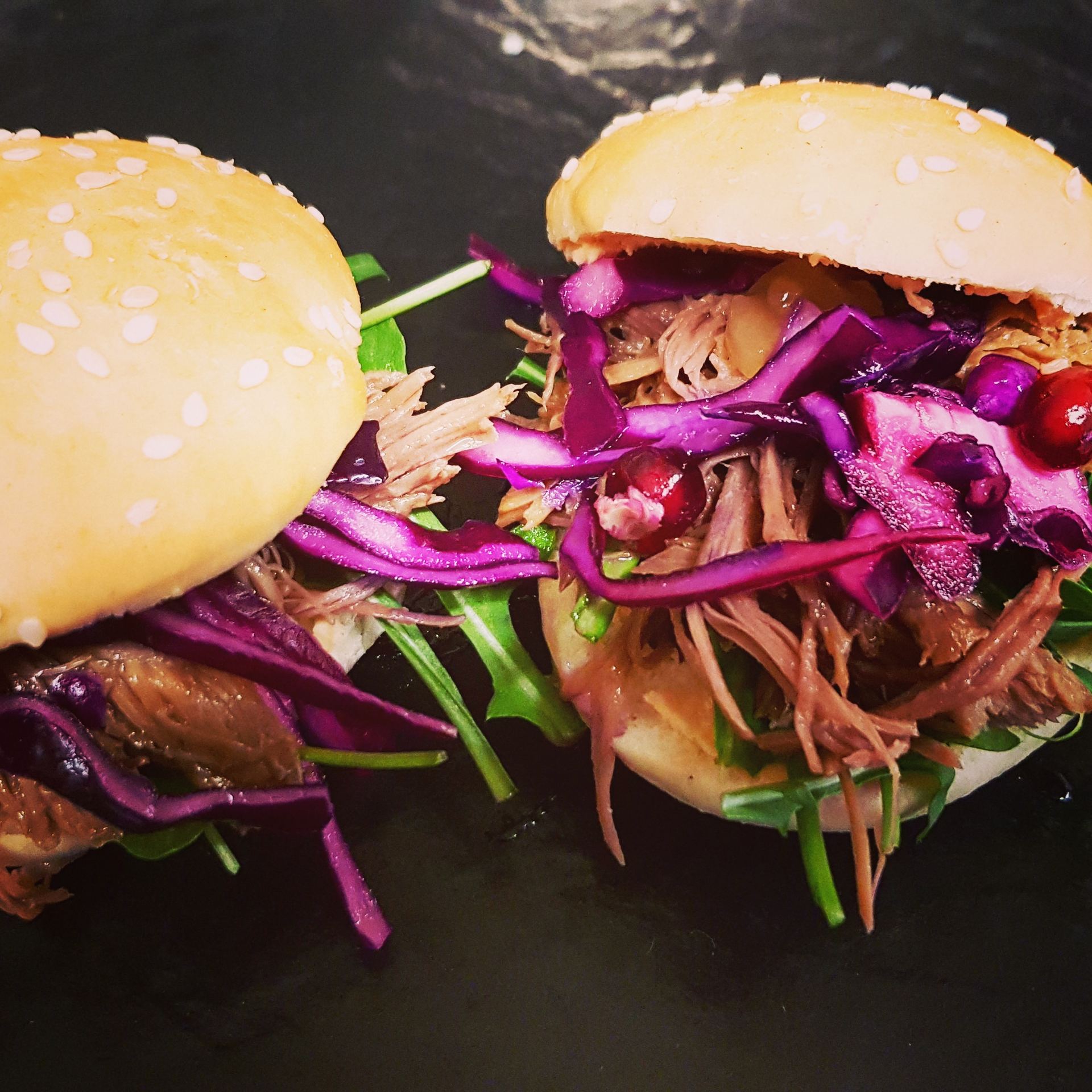 Pulled-Pork-Burger mit karamellisierten Zwiebeln