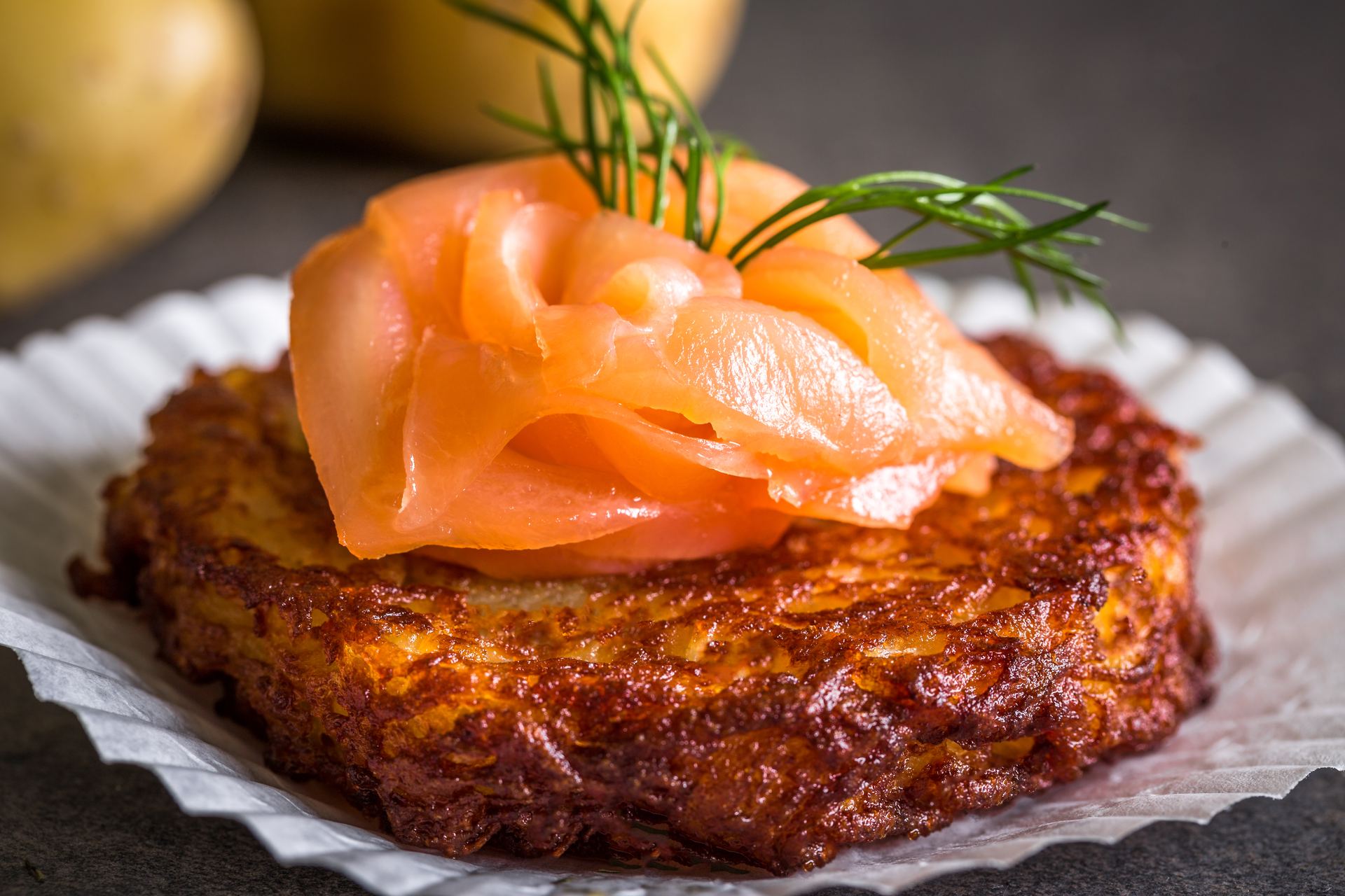 Reibekuchen mit geräuchertem Lachs als Fingerfood
