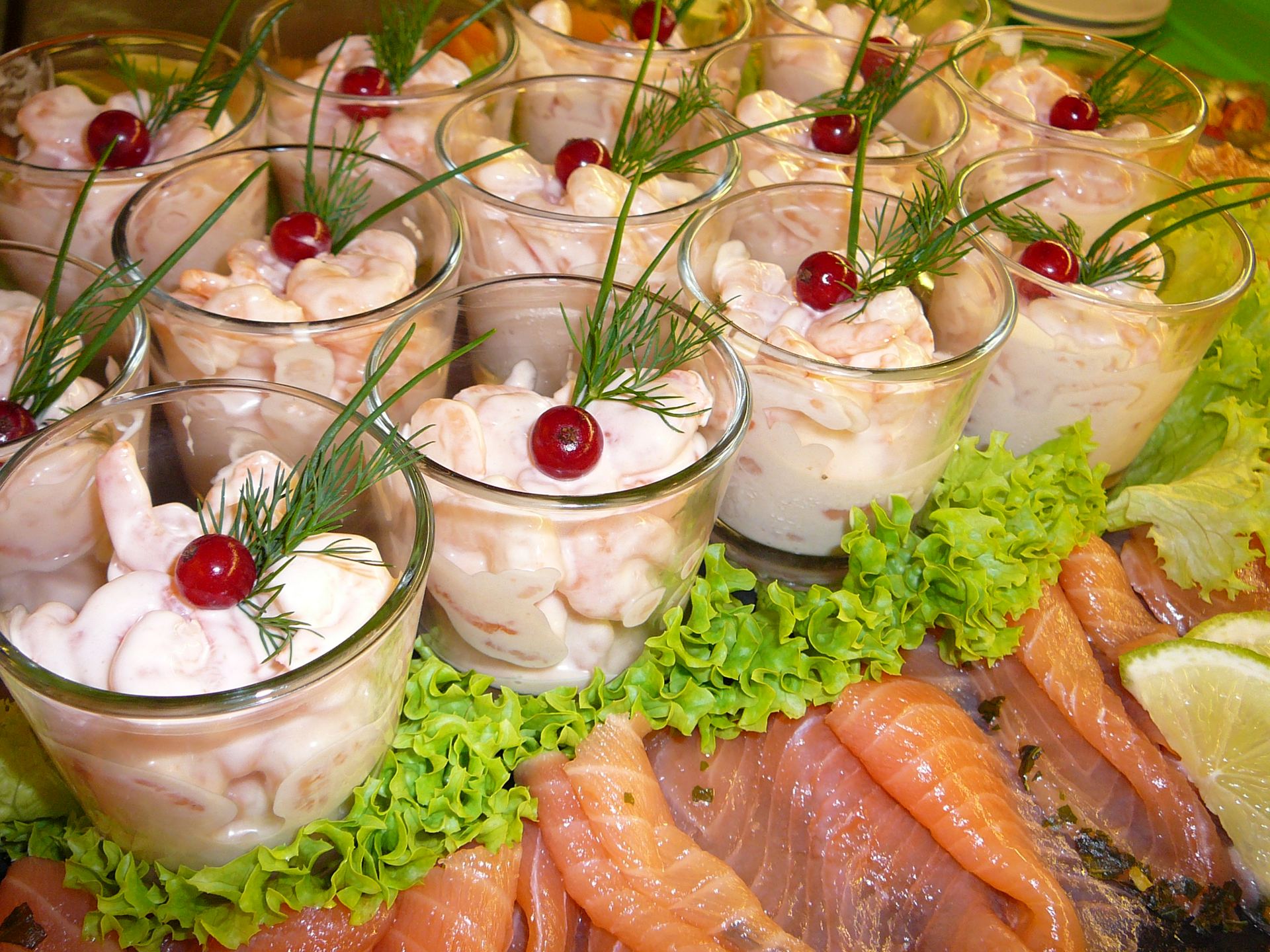 Shrimp-Cocktail und Lachsvariation auf eleganter Platte