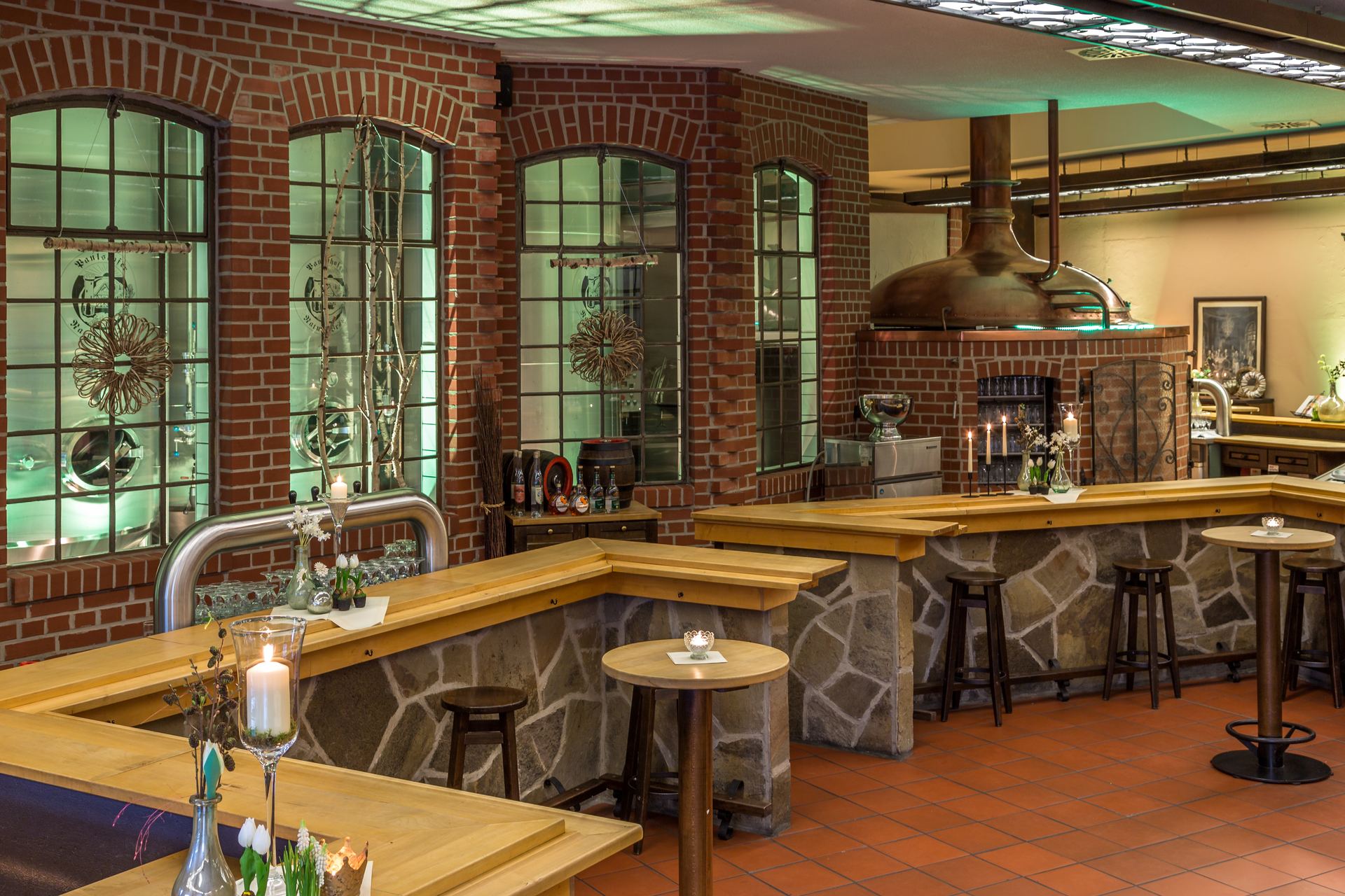 Bar mit Backsteinwand und Brauanlage im Hasselbacher Brauhaus