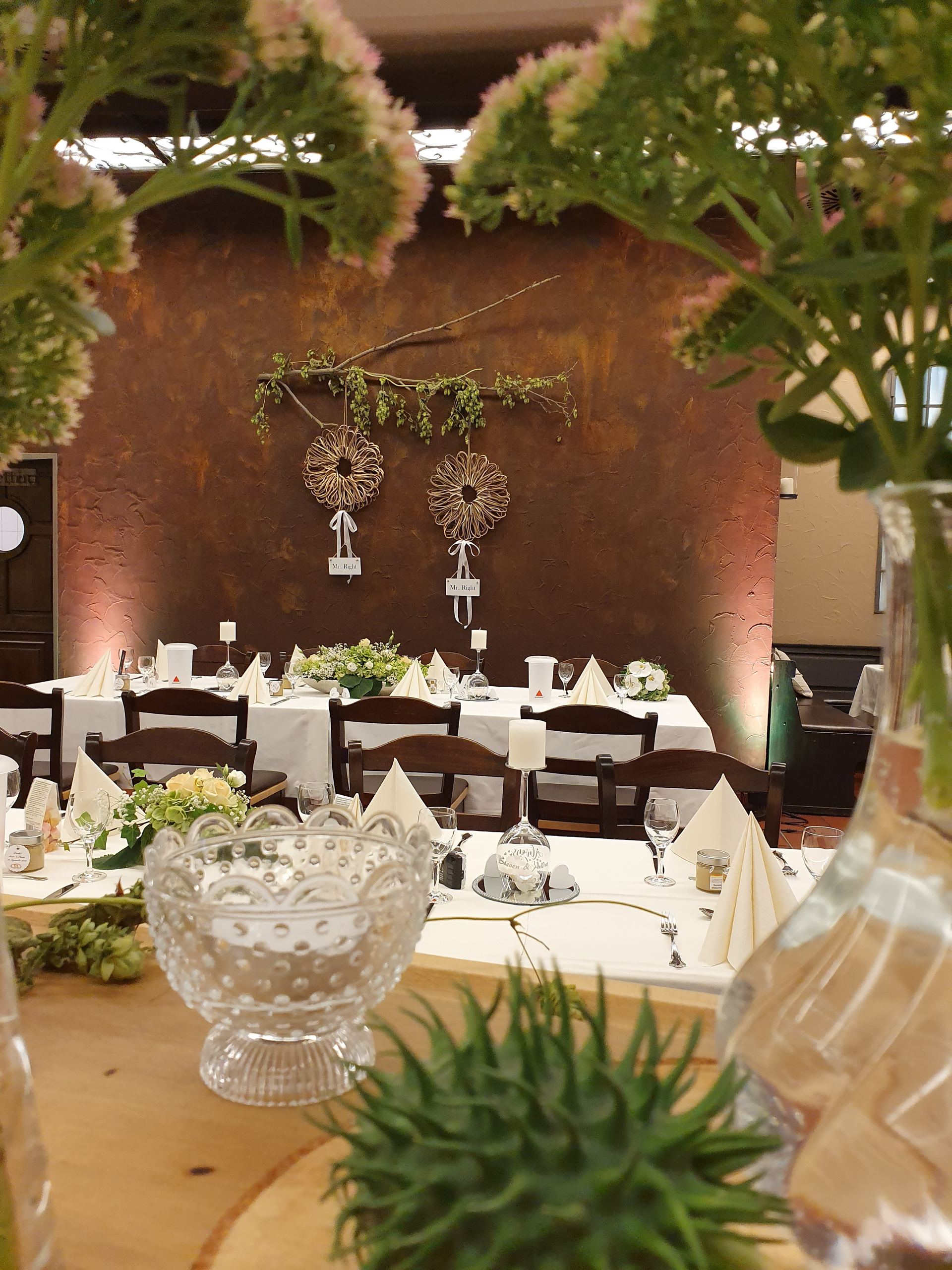 Festsaal mit grüner Deko und warmer Beleuchtung