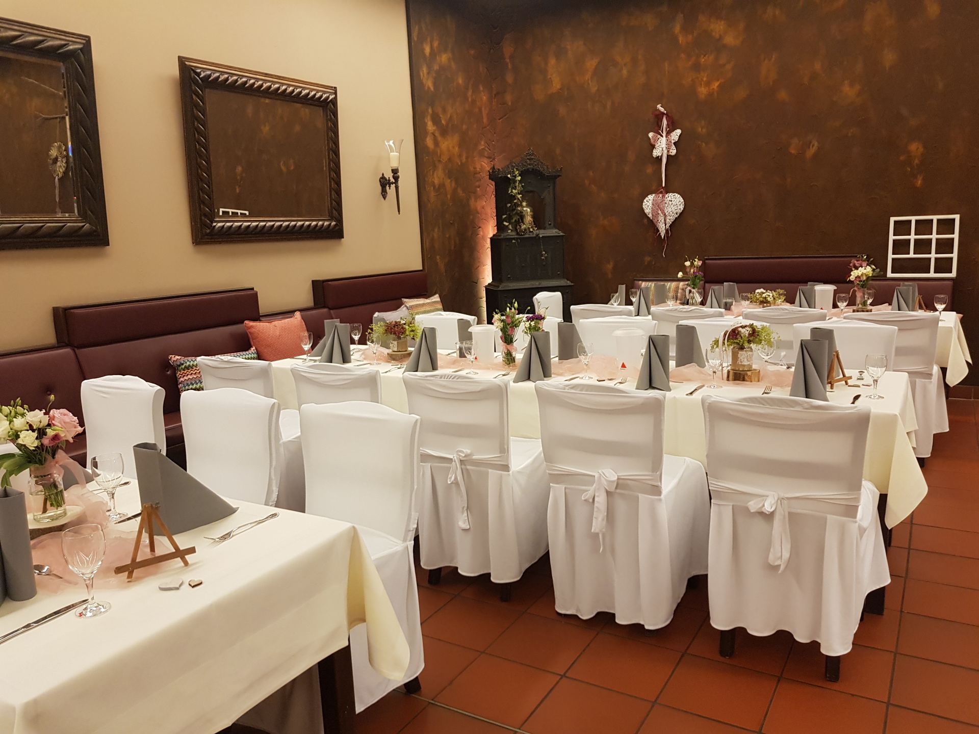 Festsaal in Rot und Grau für eine elegante Hochzeitsfeier